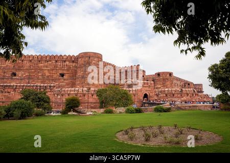 Agra Fort, eine riesige Festung aus rotem Sandstein aus dem 16. Jahrhundert und UNESCO-Weltkulturerbe in Uttar Pradesh, Indien, mit Mogul-Architektur. Stockfoto
