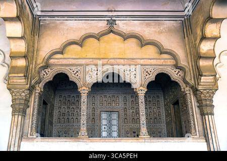 Der große Innenhof und die Paläste von Agra Fort in Uttar Pradesh, Indien, zeigen majestätische Mogularchitektur aus der Zeit des Kaisers Akbar. Stockfoto