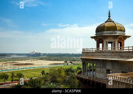 Der große Innenhof und die Paläste von Agra Fort in Uttar Pradesh, Indien, zeigen majestätische Mogularchitektur aus der Zeit des Kaisers Akbar. Stockfoto