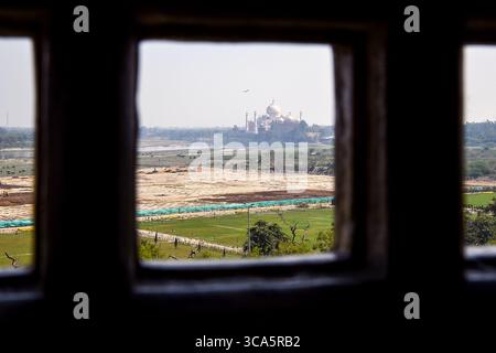 Der große Innenhof und die Paläste von Agra Fort in Uttar Pradesh, Indien, zeigen majestätische Mogularchitektur aus der Zeit des Kaisers Akbar. Stockfoto