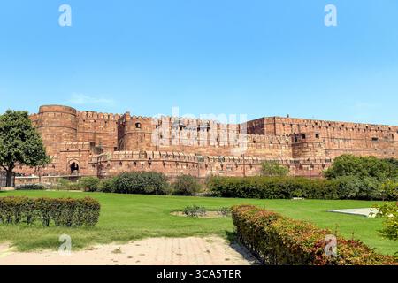 Agra Fort, eine riesige Festung aus rotem Sandstein aus dem 16. Jahrhundert und UNESCO-Weltkulturerbe in Uttar Pradesh, Indien, mit Mogul-Architektur. Stockfoto