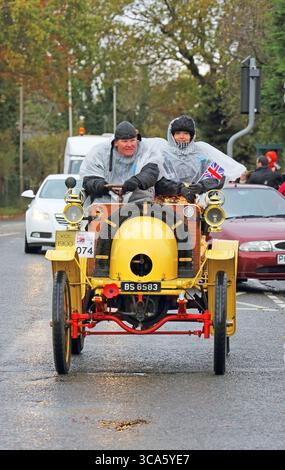 Ein französischer darracq-Wagen in london nach brighton, der durch den burgess Hill westlich von sussex fährt Stockfoto