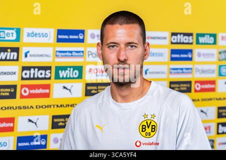Trainingslager in Borussia Dortmund in Saalfelden Waldemar Anton (Borussia Dortmund, 3) beim Interview in der Medienrunde im Mannschaftshotel Brandlhof in Saalfelden Stockfoto
