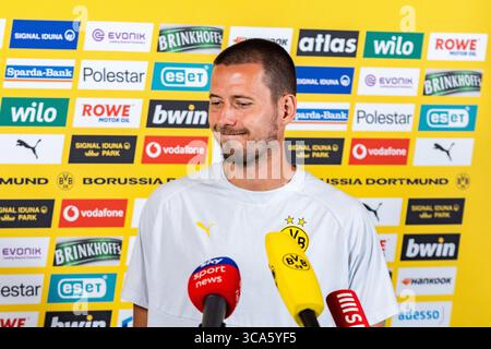 Trainingslager in Borussia Dortmund in Saalfelden Waldemar Anton (Borussia Dortmund, 3) beim Interview in der Medienrunde im Mannschaftshotel Brandlhof in Saalfelden Stockfoto
