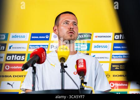 Trainingslager in Borussia Dortmund in Saalfelden Waldemar Anton (Borussia Dortmund, 3) beim Interview in der Medienrunde im Mannschaftshotel Brandlhof in Saalfelden Stockfoto
