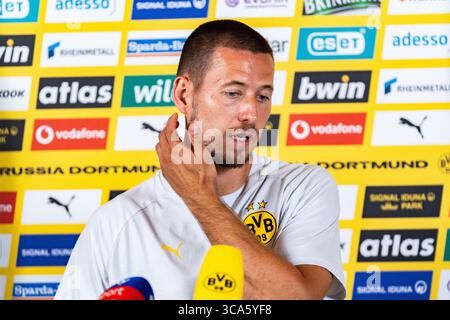 Trainingslager in Borussia Dortmund in Saalfelden Waldemar Anton (Borussia Dortmund, 3) beim Interview in der Medienrunde im Mannschaftshotel Brandlhof in Saalfelden Stockfoto