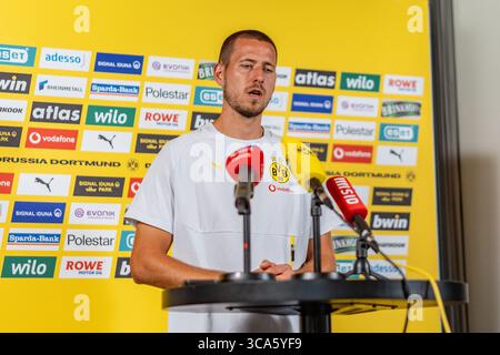 Trainingslager in Borussia Dortmund in Saalfelden Waldemar Anton (Borussia Dortmund, 3) beim Interview in der Medienrunde im Mannschaftshotel Brandlhof in Saalfelden Stockfoto