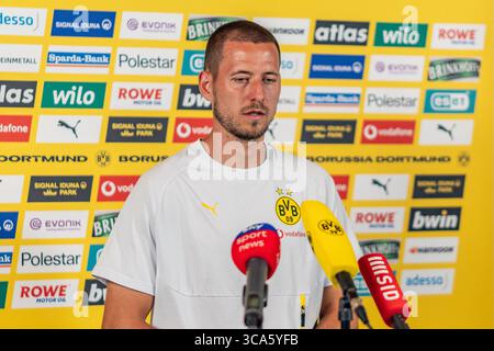 Trainingslager in Borussia Dortmund in Saalfelden Waldemar Anton (Borussia Dortmund, 3) beim Interview in der Medienrunde im Mannschaftshotel Brandlhof in Saalfelden Stockfoto