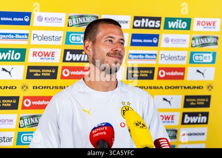 Trainingslager in Borussia Dortmund in Saalfelden Waldemar Anton (Borussia Dortmund, 3) beim Interview in der Medienrunde im Mannschaftshotel Brandlhof in Saalfelden Stockfoto