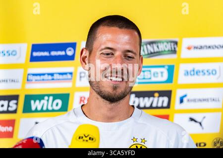 Trainingslager in Borussia Dortmund in Saalfelden Waldemar Anton (Borussia Dortmund, 3) beim Interview in der Medienrunde im Mannschaftshotel Brandlhof in Saalfelden Stockfoto