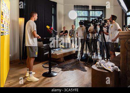 Trainingslager in Borussia Dortmund in Saalfelden Waldemar Anton (Borussia Dortmund, 3) beim Interview in der Medienrunde im Mannschaftshotel Brandlhof in Saalfelden Stockfoto