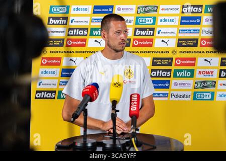 Trainingslager in Borussia Dortmund in Saalfelden Waldemar Anton (Borussia Dortmund, 3) beim Interview in der Medienrunde im Mannschaftshotel Brandlhof in Saalfelden Stockfoto