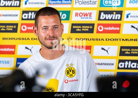 Trainingslager in Borussia Dortmund in Saalfelden Waldemar Anton (Borussia Dortmund, 3) beim Interview in der Medienrunde im Mannschaftshotel Brandlhof in Saalfelden Stockfoto