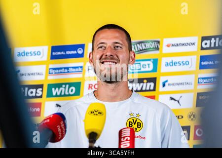 Trainingslager in Borussia Dortmund in Saalfelden Waldemar Anton (Borussia Dortmund, 3) beim Interview in der Medienrunde im Mannschaftshotel Brandlhof in Saalfelden Stockfoto