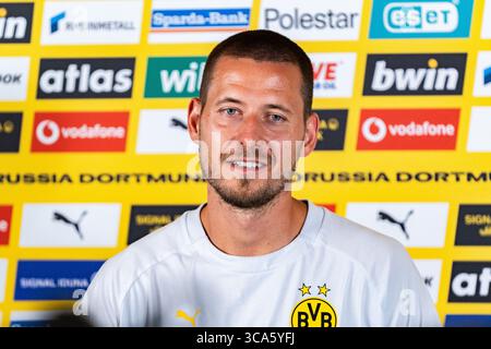 Trainingslager in Borussia Dortmund in Saalfelden Waldemar Anton (Borussia Dortmund, 3) beim Interview in der Medienrunde im Mannschaftshotel Brandlhof in Saalfelden Stockfoto