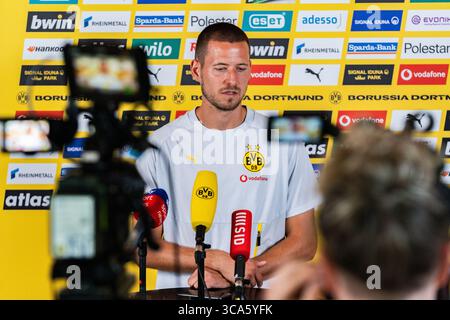 Trainingslager in Borussia Dortmund in Saalfelden Waldemar Anton (Borussia Dortmund, 3) beim Interview in der Medienrunde im Mannschaftshotel Brandlhof in Saalfelden Stockfoto