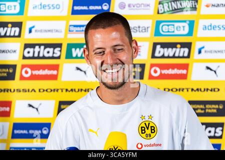Trainingslager in Borussia Dortmund in Saalfelden Waldemar Anton (Borussia Dortmund, 3) beim Interview in der Medienrunde im Mannschaftshotel Brandlhof in Saalfelden Stockfoto