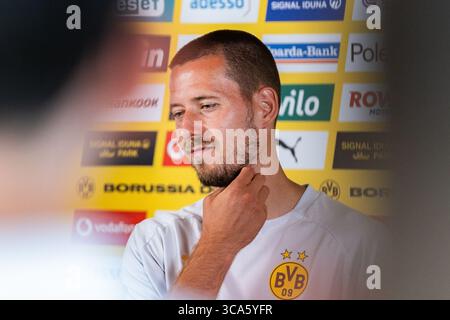 Trainingslager in Borussia Dortmund in Saalfelden Waldemar Anton (Borussia Dortmund, 3) beim Interview in der Medienrunde im Mannschaftshotel Brandlhof in Saalfelden Stockfoto