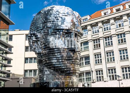 PRAG, TSCHECHISCHE REPUBLIK - APRIL 2018: Rotierende Statue des Franz Kafka-Kopfes in Prag, Tschechische Republik vor blauem Himmel Stockfoto