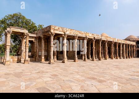 Der historische Qutb Minar Komplex in Delhi, Indien, ein UNESCO-Weltkulturerbe mit bemerkenswerter indoislamischer Architektur und antiken Ruinen. Stockfoto