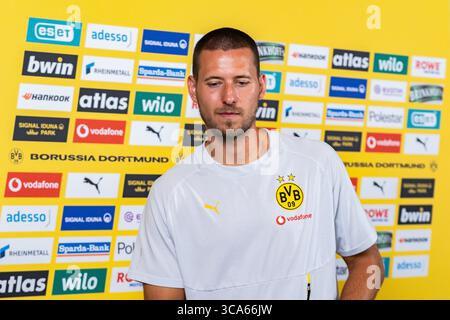 Trainingslager in Borussia Dortmund in Saalfelden Waldemar Anton (Borussia Dortmund, 3) beim Interview in der Medienrunde im Mannschaftshotel Brandlhof in Saalfelden Stockfoto