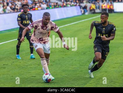 4. März 2023, Los Angeles, Kalifornien, USA: Kellyn Acosta #23 des Los Angeles Football Club verteidigt sich gegen Juan David Mosquera #29 der Portland Timbers während ihres Vorsaisonspiels gegen die Portland Timbers am Samstag, den 4. März 2023 im BMO Stadium in Los Angeles, Kalifornien. LAFC besiegt Timbers mit 3:2. ARIANA RUIZ/PI (Bild: © Prensa Internacional via ZUMA Press Wire) Stockfoto