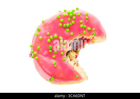 Gebissener rosafarbener leckerer Donut auf weißem Hintergrund Stockfoto