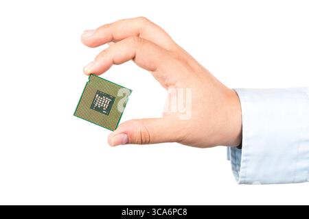 Hand hält CPU-Mikrochip-Computer isoliert auf weißem Hintergrund. Stockfoto