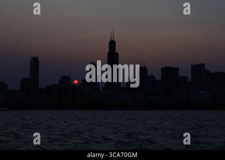 16. August 2023: Die Sonne geht hinter der Skyline von Chicago unter, wie vom East Solidarity Drive am 17. Mai 2023 aus gesehen, als Rauch von kanadischen Waldbränden die Helligkeit der Sonne schwächt. (Foto: © John J. Kim/Chicago Tribune via ZUMA Press Wire) Stockfoto