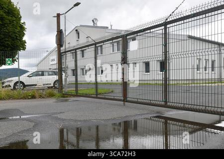 Nyrsko, Tschechische Republik. August 2025. UVEX-Gebäude in Nyrsko, 1. August 2025. Ein weiteres deutsches Unternehmen wird UVEX ersetzen, das im April seine Brillen- und Helmproduktion in Nyrsko eingestellt hat. Das Unternehmen wird den Standort kaufen und Dutzende von Menschen in der Leichtfertigung beschäftigen. Quelle: Miroslav Chaloupka/CTK Photo/Alamy Live News Stockfoto