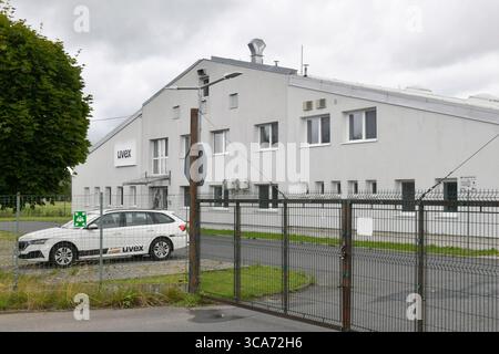 Nyrsko, Tschechische Republik. August 2025. UVEX-Gebäude in Nyrsko, 1. August 2025. Ein weiteres deutsches Unternehmen wird UVEX ersetzen, das im April seine Brillen- und Helmproduktion in Nyrsko eingestellt hat. Das Unternehmen wird den Standort kaufen und Dutzende von Menschen in der Leichtfertigung beschäftigen. Quelle: Miroslav Chaloupka/CTK Photo/Alamy Live News Stockfoto