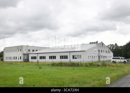 Nyrsko, Tschechische Republik. August 2025. UVEX-Gebäude in Nyrsko, 1. August 2025. Ein weiteres deutsches Unternehmen wird UVEX ersetzen, das im April seine Brillen- und Helmproduktion in Nyrsko eingestellt hat. Das Unternehmen wird den Standort kaufen und Dutzende von Menschen in der Leichtfertigung beschäftigen. Quelle: Miroslav Chaloupka/CTK Photo/Alamy Live News Stockfoto