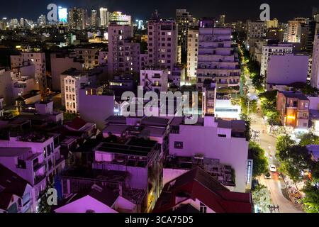 Atemberaubende Stadtlandschaft von da Nang: Moderne Gebäude, Hotels in Vietnam, Südostasien während der Nacht Stockfoto