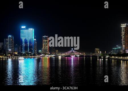 Nachtansicht auf da Nang Stadtlandschaft mit dem Fluss Han und modernen Gebäuden in Vietnam Stockfoto