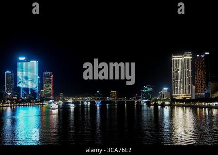 Nachtansicht auf da Nang Stadtlandschaft mit dem Fluss Han und modernen Gebäuden in Vietnam Stockfoto