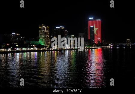 Nachtansicht auf da Nang Stadtlandschaft mit dem Fluss Han und modernen Gebäuden in Vietnam Stockfoto
