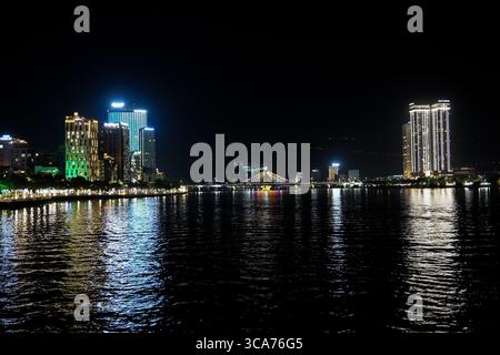 Nachtansicht auf da Nang Stadtlandschaft mit dem Fluss Han und modernen Gebäuden in Vietnam Stockfoto