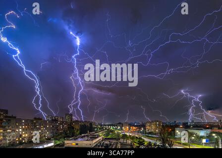 Starker Gewitter über Kiew bei Nacht, der Wohngebäude und Straßen der Stadt beleuchtet. Stockfoto