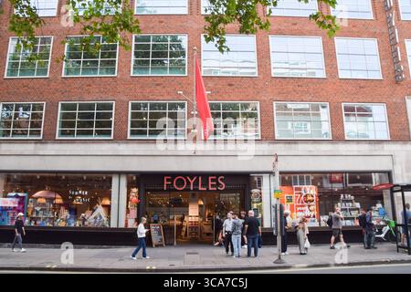 London, Großbritannien. August 2025. Außenansicht des Foyles Buchladens in Charing Cross Road. Quelle: Vuk Valcic/Alamy Live News Stockfoto