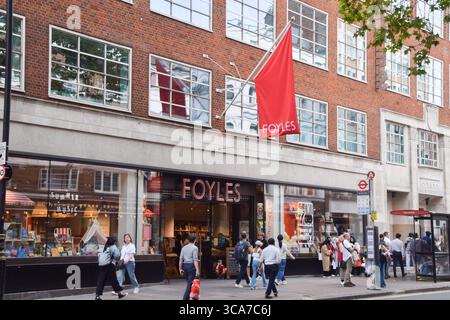 London, Großbritannien. August 2025. Außenansicht des Foyles Buchladens in Charing Cross Road. Quelle: Vuk Valcic/Alamy Live News Stockfoto