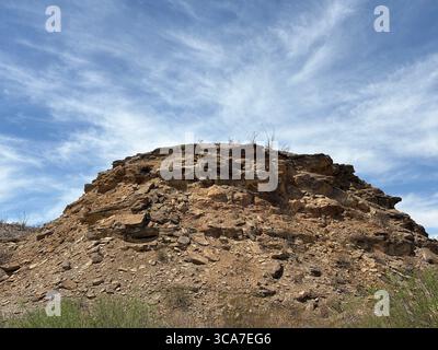 Felsvorsprung im Big Bend National Park, Texas, mit weichen Wolken Stockfoto