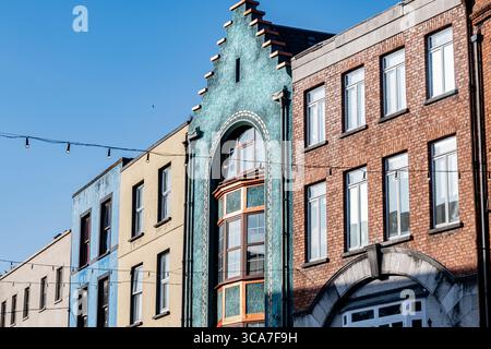 25. Juli 2025 Cork, Irland Eine Reihe von Gebäuden mit einem markanten blauen Gebäude direkt im Zentrum Stockfoto