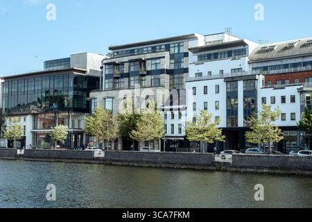 25. Juli 2025 Cork, Irland Eine kontinuierliche Aneinanderreihung verschiedener Gebäude an ein Gewässer Stockfoto