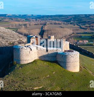 Aus der Vogelperspektive von einer Drohne auf die Burg und das Dorf Berlanga de Duero in der Region Berlanga. Provinz Soria, Kastilien und León, Spanien, Europa Stockfoto