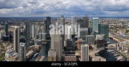 Vertikale Stadtlandschaft mit Kanary Wharf-Türmen mit Wahrzeichen im Zentrum Londons in der Ferne. Stockfoto