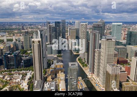 Vertikale Stadtlandschaft mit Kanary Wharf-Türmen mit Wahrzeichen im Zentrum Londons in der Ferne. Stockfoto
