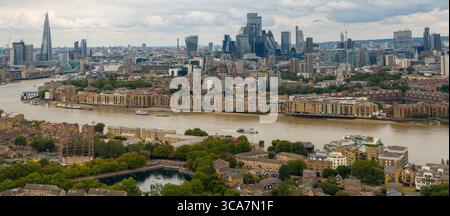 Ein atemberaubendes Luftbild von London mit der Themse, die sich durch das Herz der Stadt schlängelt. Stockfoto