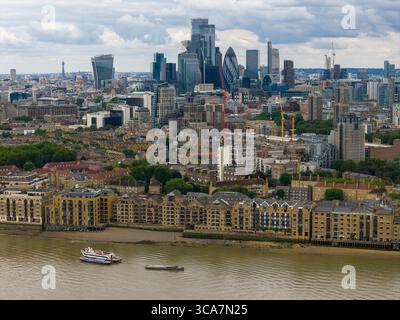 Ein atemberaubendes Luftbild von London mit der Themse, die sich durch das Herz der Stadt schlängelt. Stockfoto