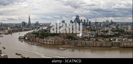 Ein atemberaubendes Luftbild von London mit der Themse, die sich durch das Herz der Stadt schlängelt. Stockfoto