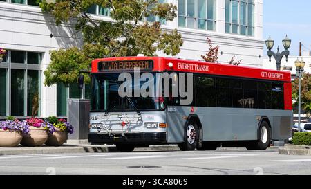 Everett, WA, USA - 30. Juli 2025 - Everett Transit Gillig Low Floor 35' Personenbus auf der Stadtstraße im Sommer Stockfoto